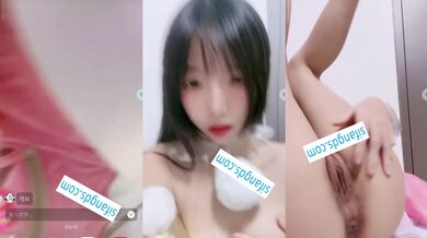 【小希神】土豪重金定制,抖音反差小母狗顶级香软甜妹一对一,粉嫩小穴逼脸同框阿黑颜自慰 (2)